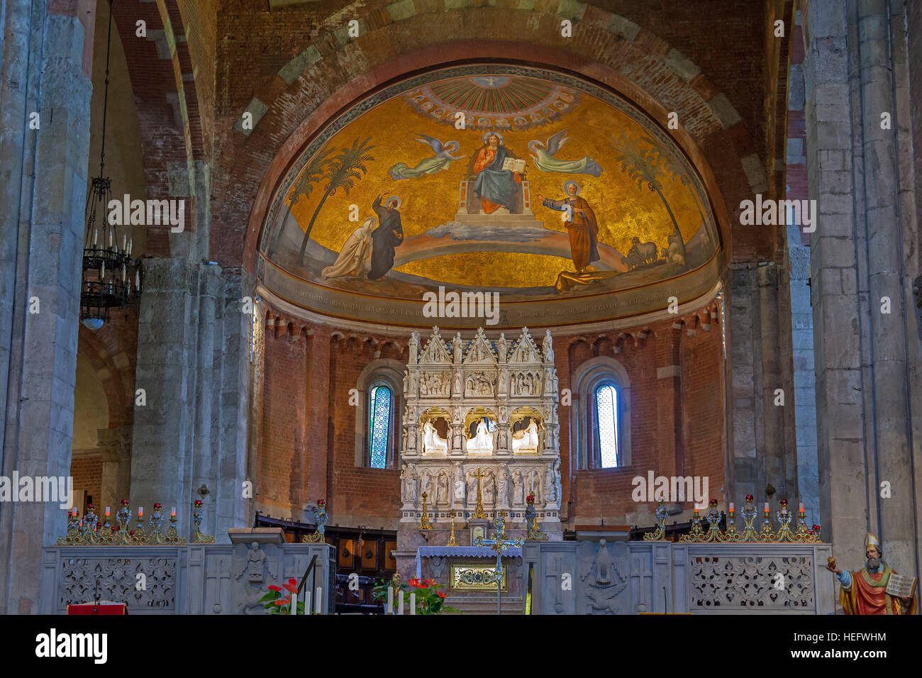 Die Arche des heiligen Augustinus von Hippo, im Presbyterium der Basilika San Pietro in Ciel d' Oro in Pavia, Italien. Stockfoto