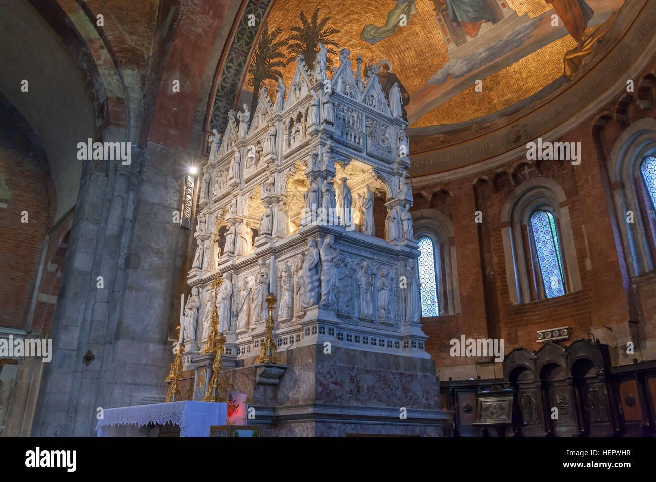 Die Arche des heiligen Augustinus von Hippo, im Presbyterium der Basilika San Pietro in Ciel d' Oro in Pavia, Italien. Stockfoto