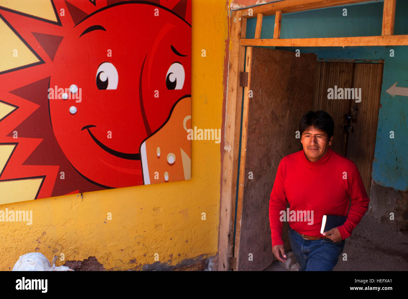 Glücklich rote Sonne in den Ticketbüros Alt Minen von Maras. Das Heilige Tal der Inkas oder das Urubamba-Tal ist ein Tal in den Anden Perus, in der Nähe von th Stockfoto