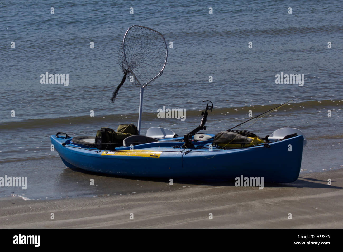 Seekajak mit Fanggeräten am Rand des Wassers, Stockfoto