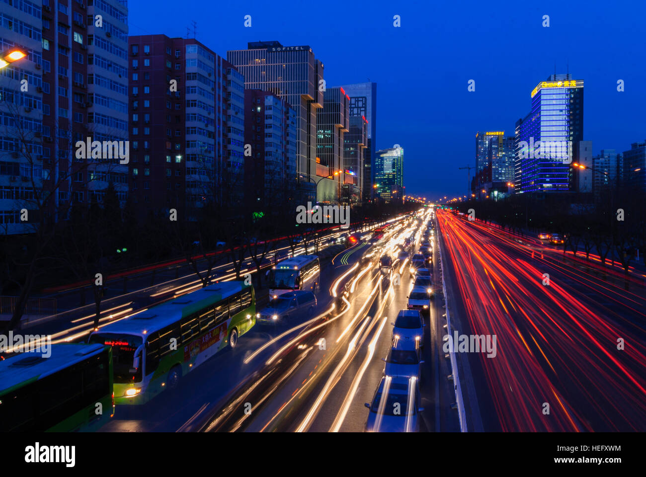 Peking: Zentraler Geschäftsbezirk Jianguo Lu Straße mit Blick nach Osten, Peking, China Stockfoto