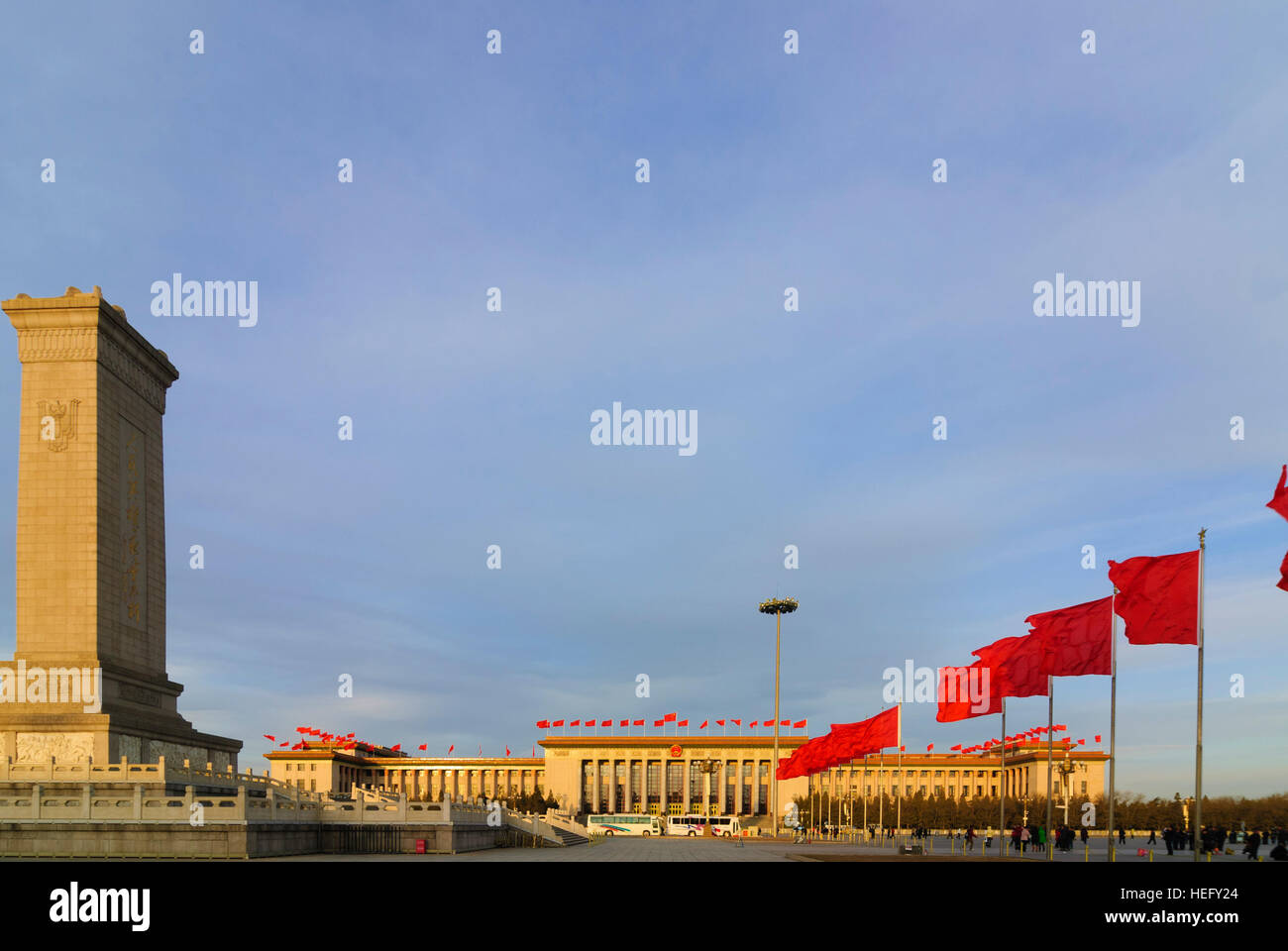 Peking: Platz des himmlischen Friedens; Große Halle des Volkes und Denkmal des Nationalhelden, Peking, China Stockfoto