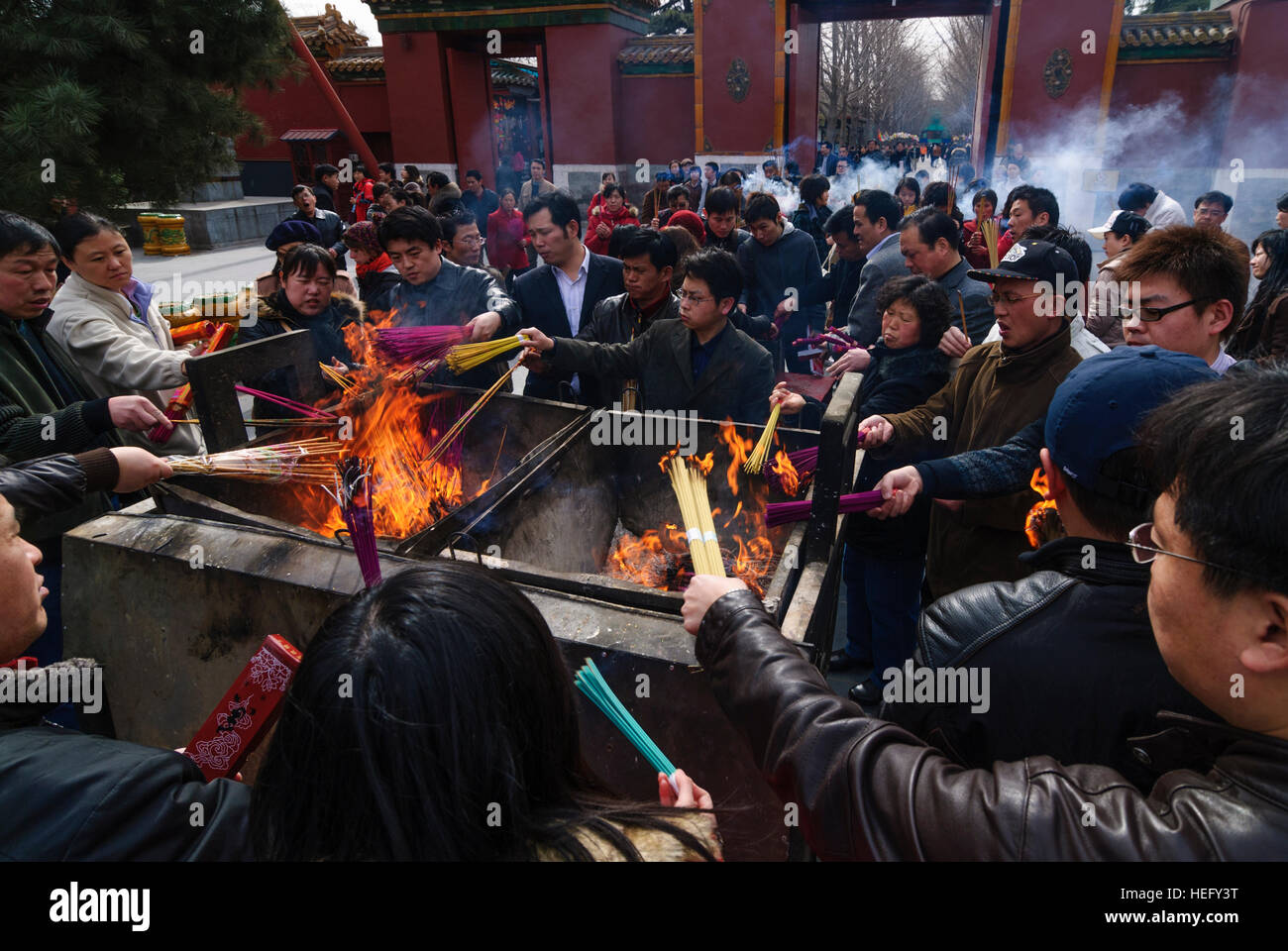 Peking: Lama-Tempel; Opfer von Weihrauch, Peking, China Stockfoto