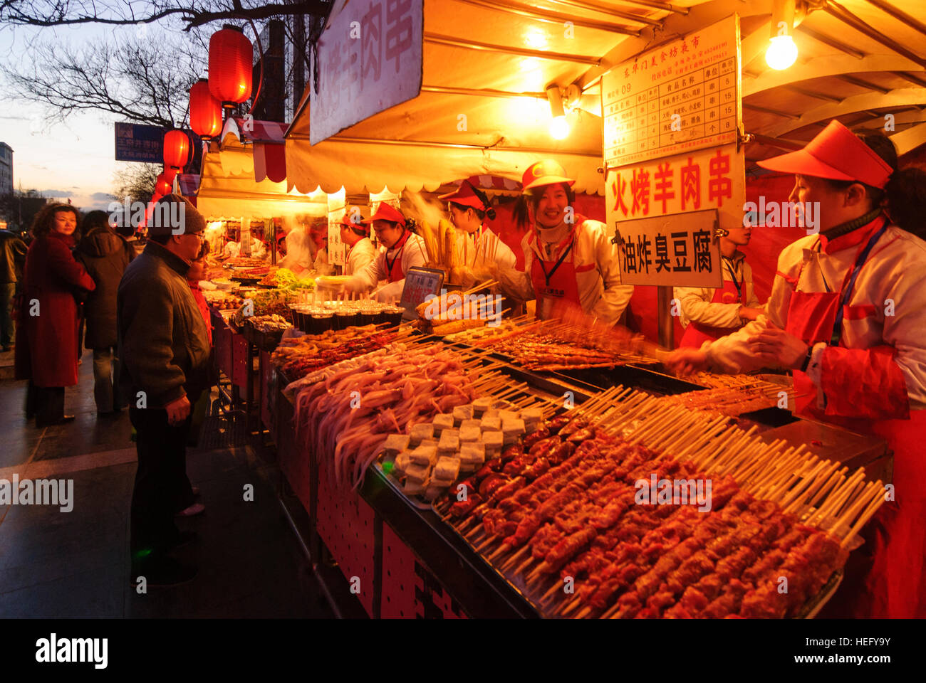 Peking: Donghuamen Nachtmarkt, Peking, China Stockfoto
