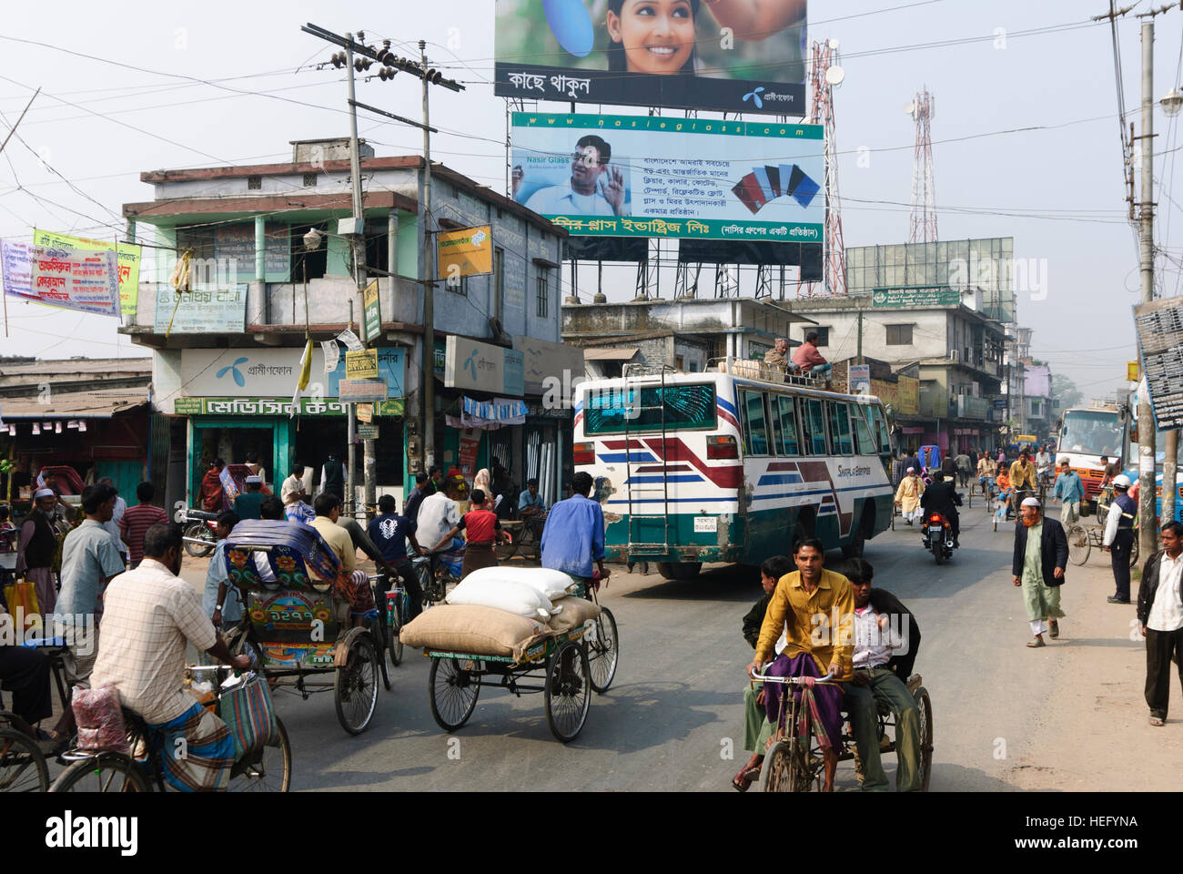 Jessore: Straßenszene, Bus, Fahrrad-Rikscha, Division Khulna, Bangladesh Stockfoto