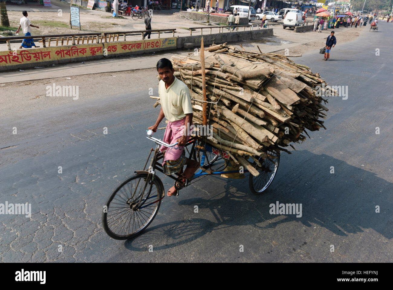 Jessore: Straßenszene, Velo-Rikscha mit Brennholz, Division Khulna, Bangladesh Stockfoto
