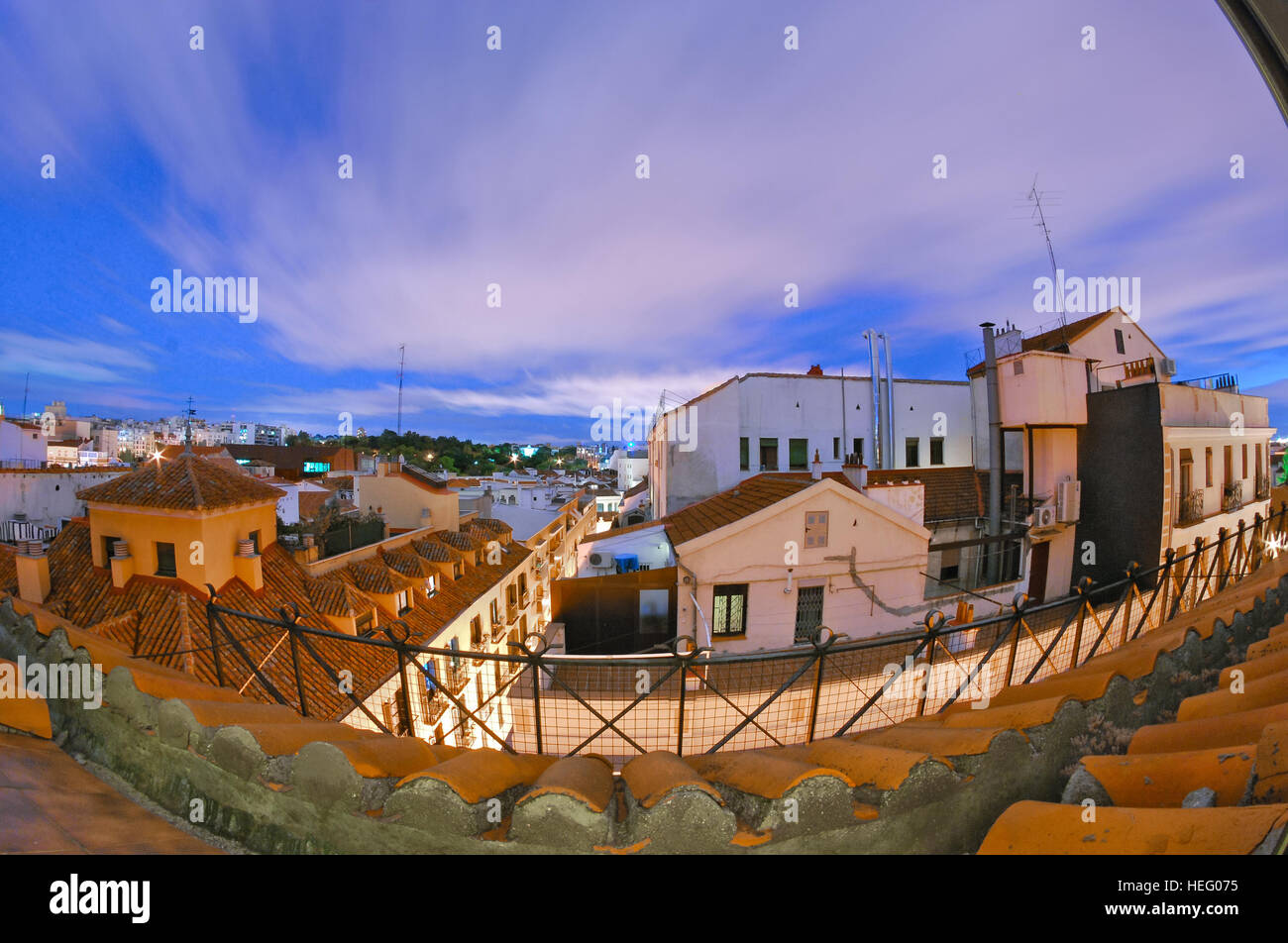 Langzeitbelichtung - Madrid-Dächer in den Abend.  Kleinen Garten Terrasse gegenüber eine geteilte Terrasse, vier Stockwerke über der Straße. Stockfoto