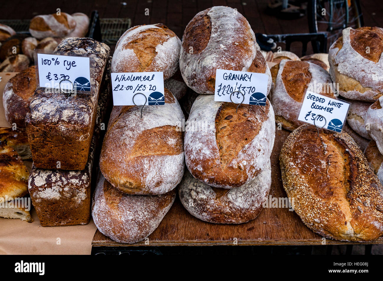 Laibe Brot zur Verfügung bei einem Bauern Markt, Lewes, Sussex, UK Stockfoto