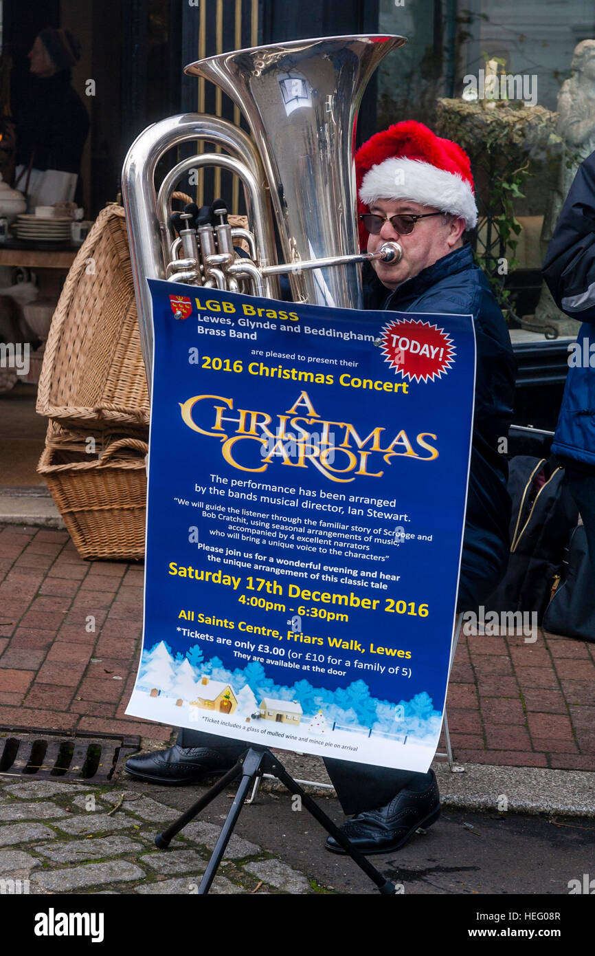 Eine lokale Brass Band spielt Weihnachtslieder, High Street, Lewes, Sussex, UK Stockfoto