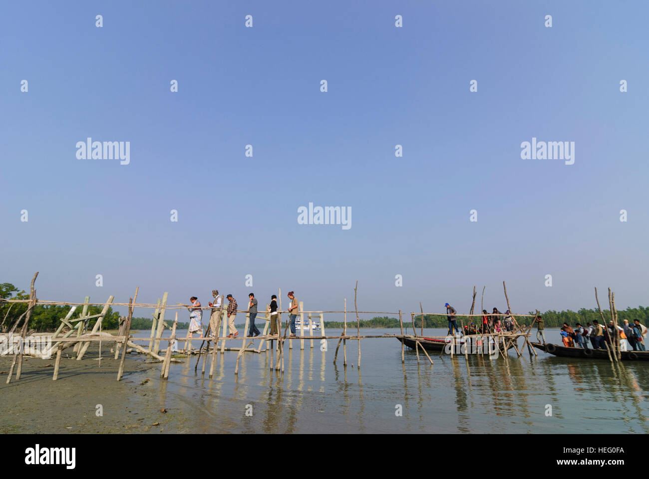 Sundarbans Nationalpark: Boot mit Kreuzfahrt-Passagiere bei einer Landung, Division Khulna, Bangladesh Stockfoto