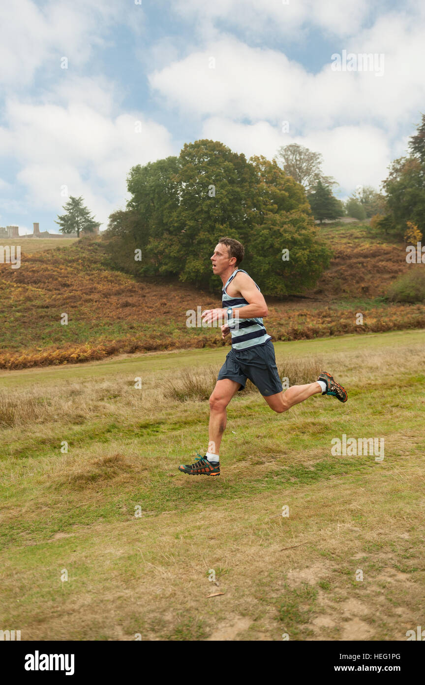 Ziellinie in Sicht eine schnelle Last-Minute-Anstrengung sprint Rennen und Geschwindigkeit im Langlauf Kent Fitness Liga Stockfoto