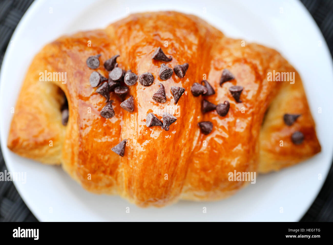 Foto von köstlichen frischen Croissant mit Schokolade Stockfoto