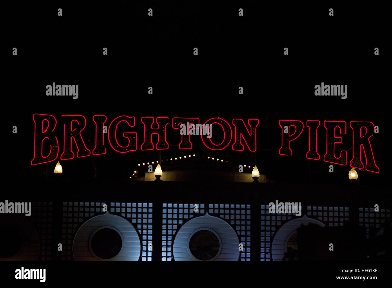 Brighton Pier Zeichen in der Nacht Stockfoto
