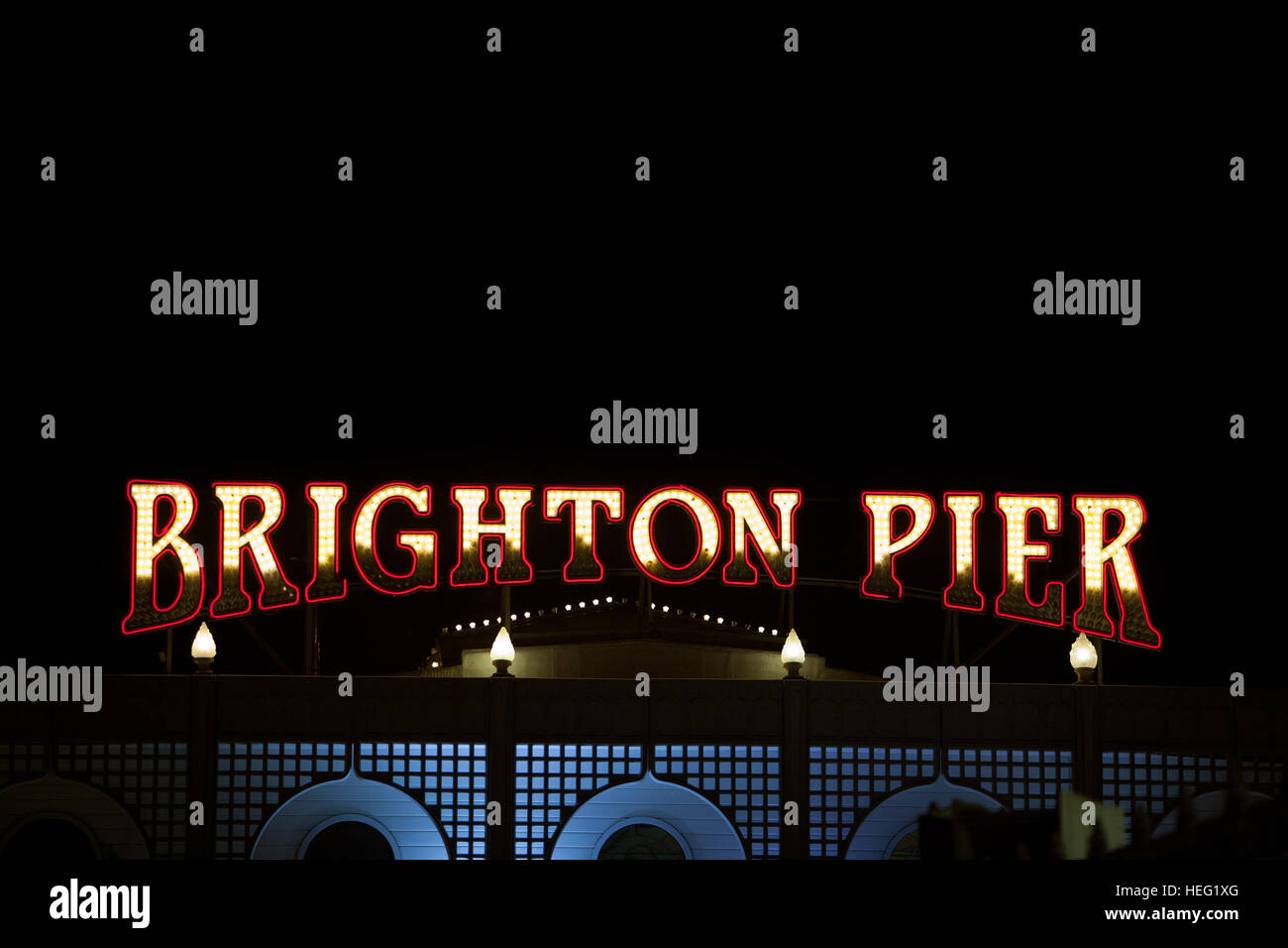 Brighton Pier Zeichen in der Nacht Stockfoto