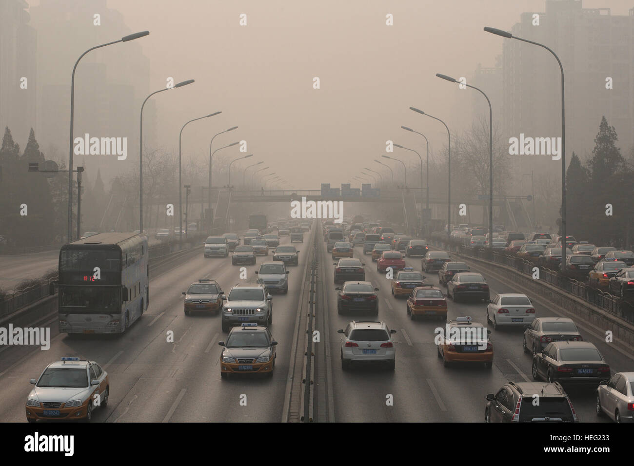 Die zweite Ringstraße auf der Ostseite von Peking im dichten Smog der Verschmutzung. Stockfoto