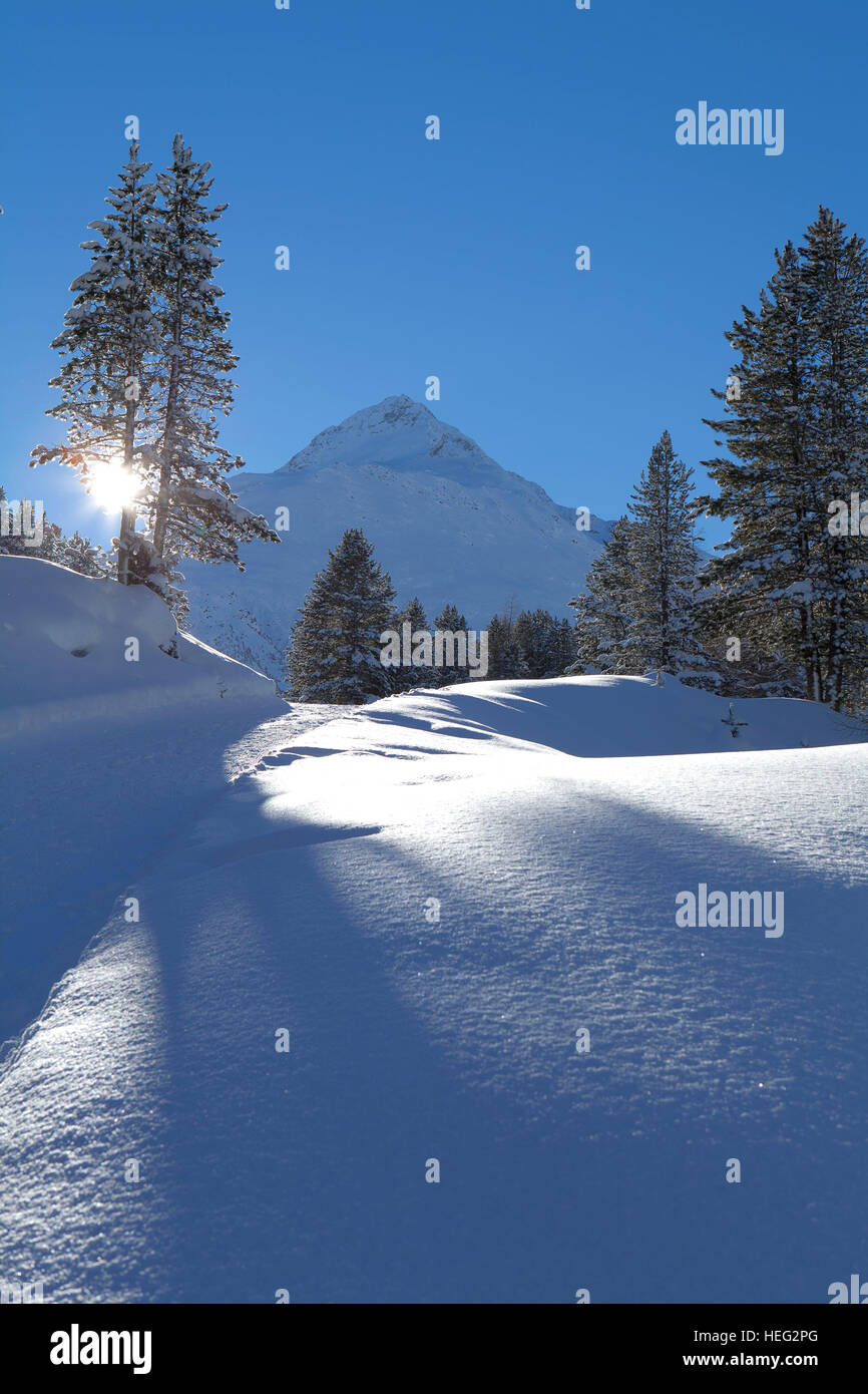 Österreich, Tirol, Ã – Tztal, Winterlandschaft mit Entlüftung (Dorf) Stockfoto