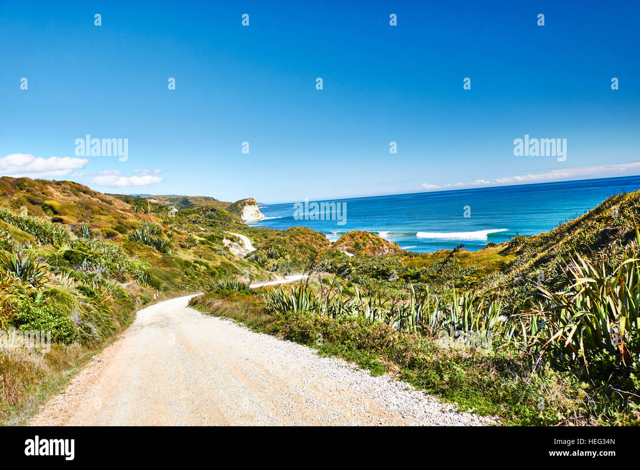 Neuseeland, Südinsel, Kahurangi, Feldweg, Küstenstraße, Blick auf Meer, blauer Himmel, sonnig Stockfoto