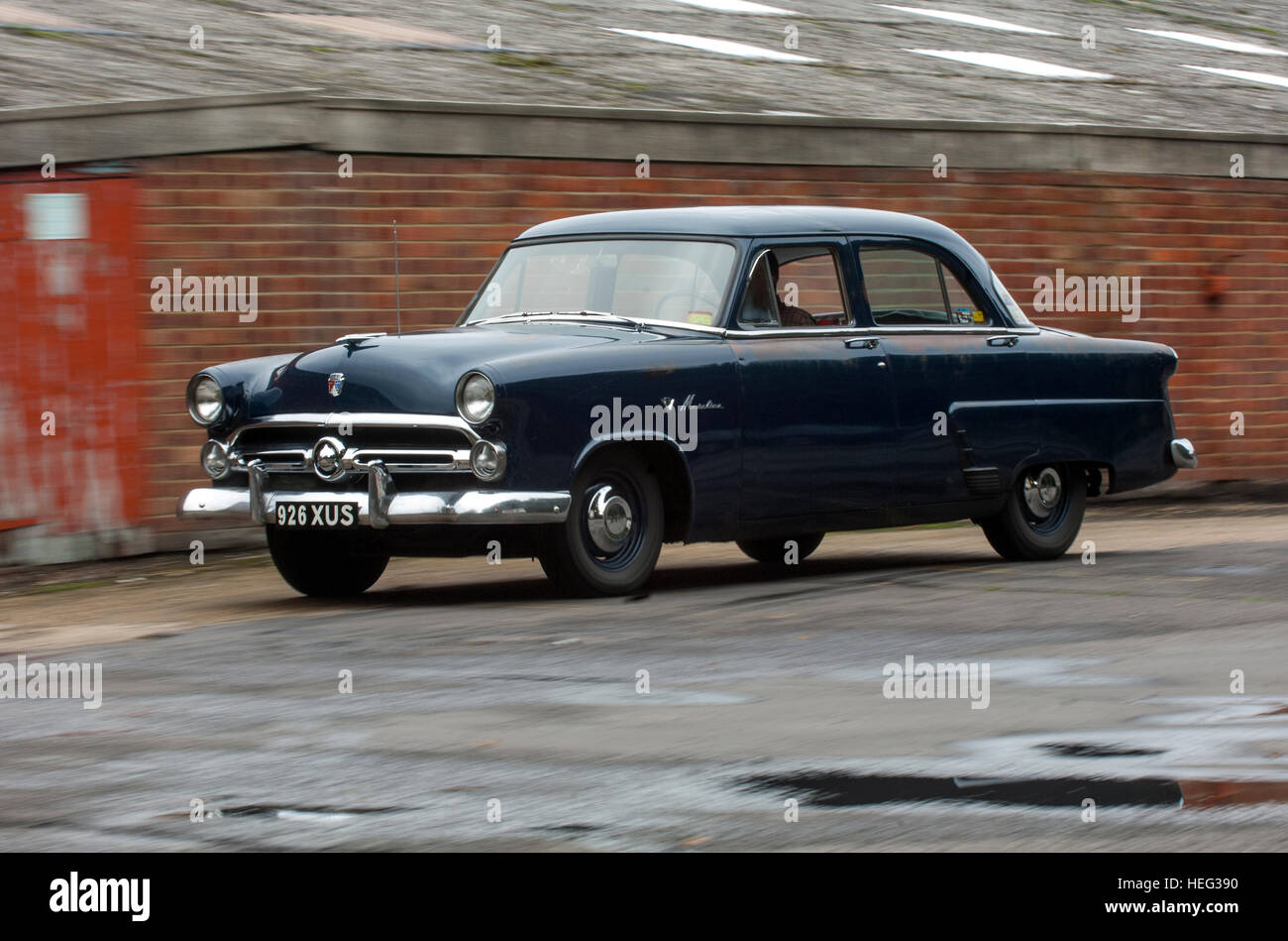 1952'd Ford Mainline amerikanischen Sonne Bleichmittel Patina Oldtimer, auch bekannt als ein Schuhkarton-Ford Stockfoto
