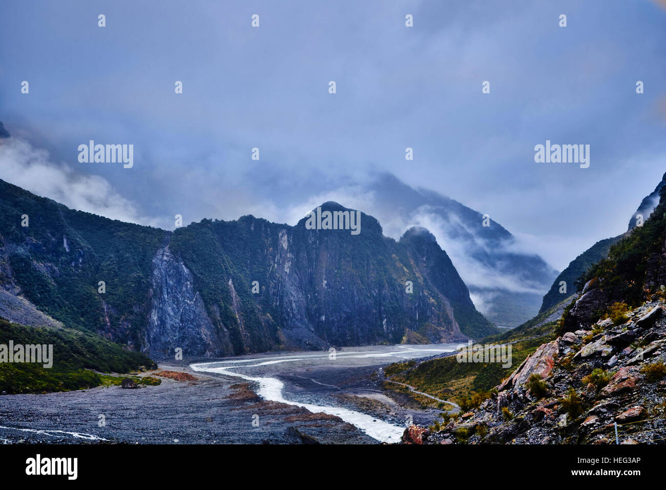 Neuseeland, Südinsel, eiszeitliche Landschaft im Nebel, Wasserlauf im steinigen Flussbett, Schluchten, atmosphärische Stockfoto