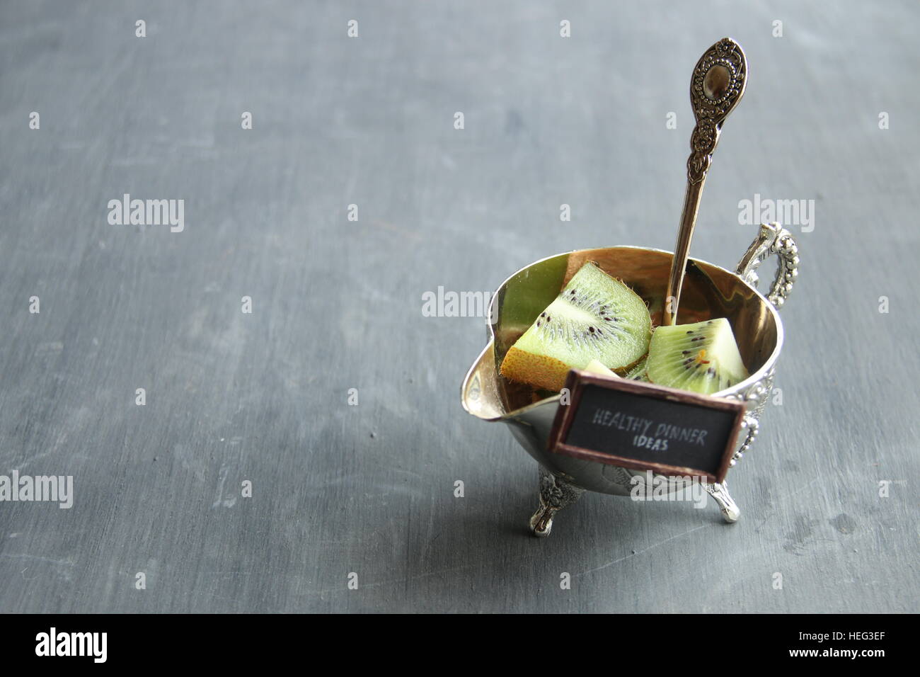 Gesundes Abendessen Ideen Label und Kiwis auf silberne Schale. Essen-Hintergrund. Stockfoto