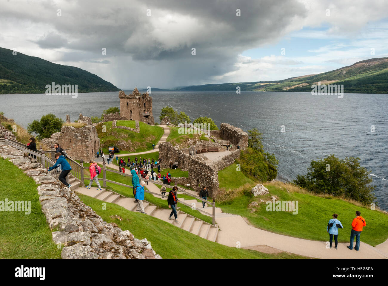 Massen an Urquhart Castle am Loch Ness Schottland Stockfoto