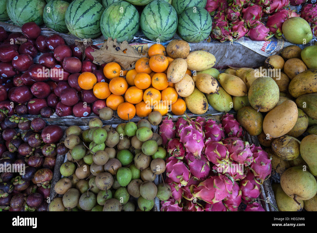Obst-Stall, Melonen, Äpfel, Mango, Orangen, Drachenfrucht, Mangostanfrüchte, Central Province, Sri Lanka Stockfoto