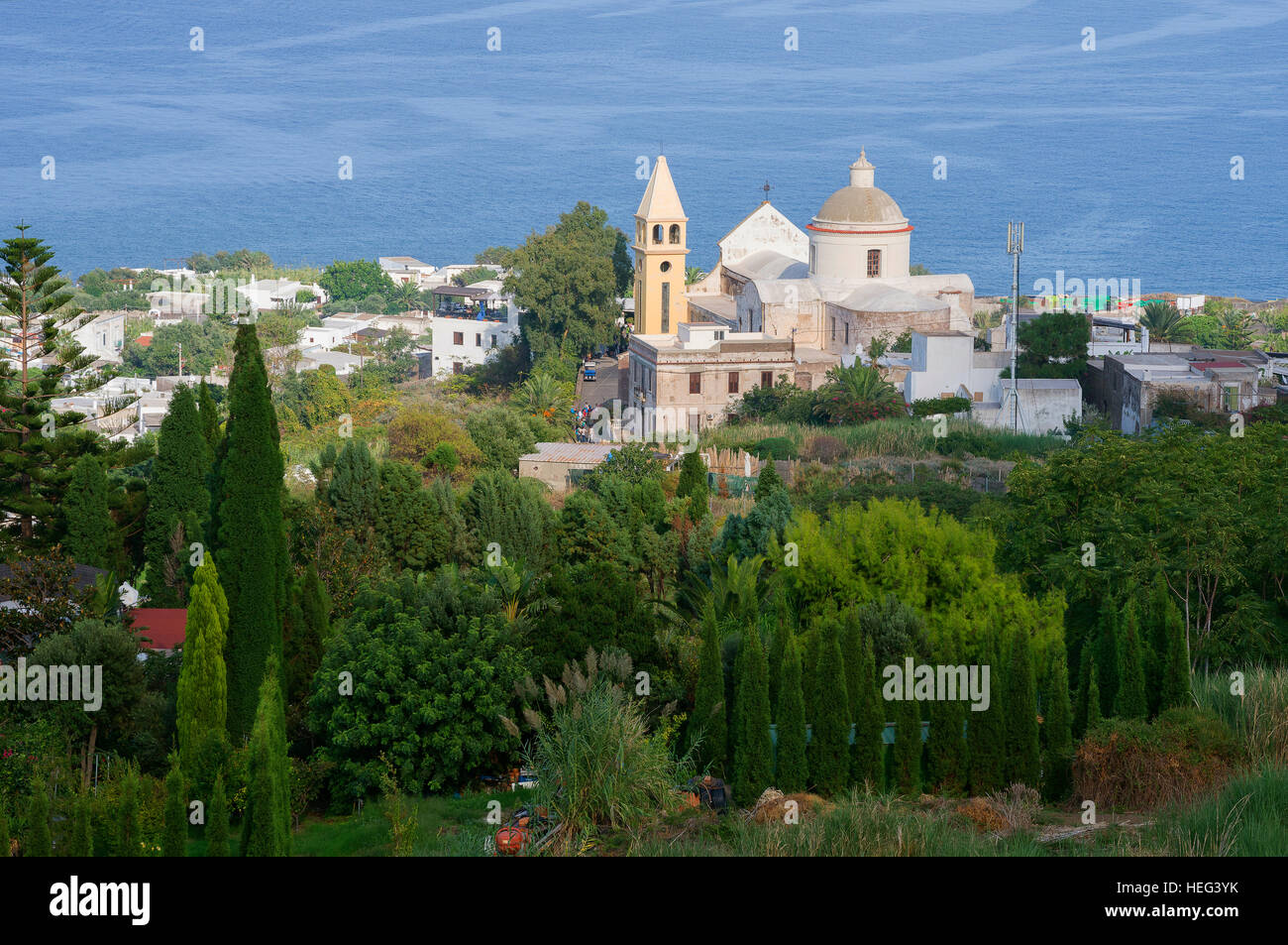 Stadt von Stromboli mit Kirche, Stromboli, Äolische Inseln, Italien Stockfoto