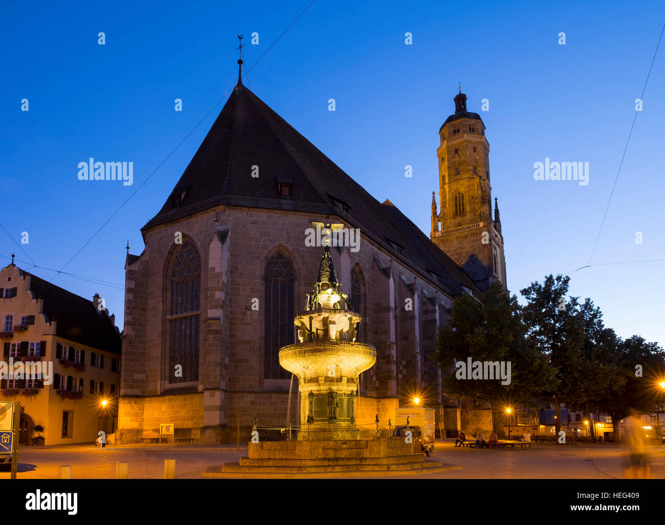 Krieger-Brunnen und Kirche des Heiligen Georg mit Daniel Turm, Nördlingen, Schwaben, Bayern, Deutschland Stockfoto