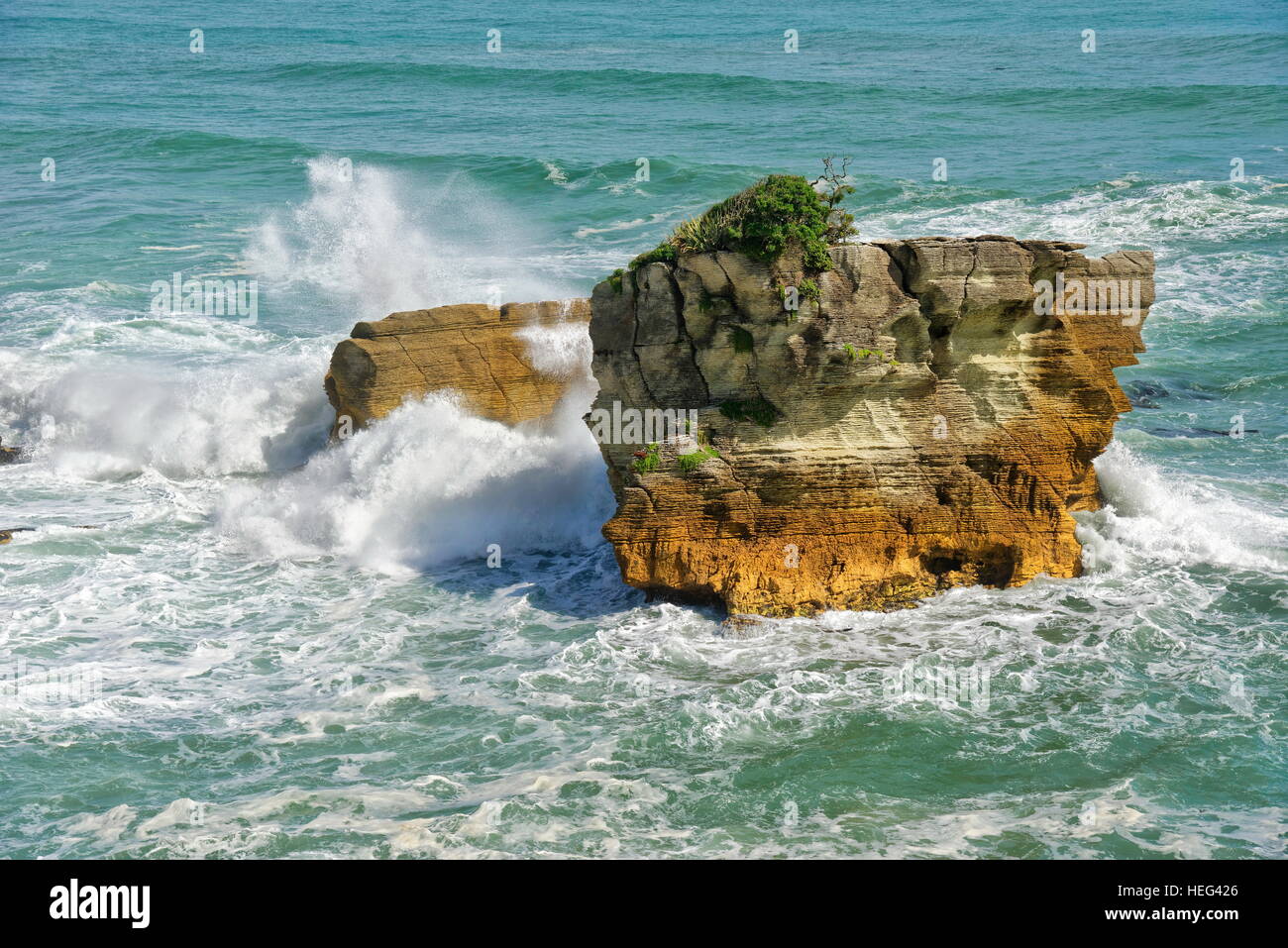 Surfen Sie, brechen gegen Felsen in der Nähe von Pancake Rocks, West Coast, Südinsel, Neuseeland Stockfoto