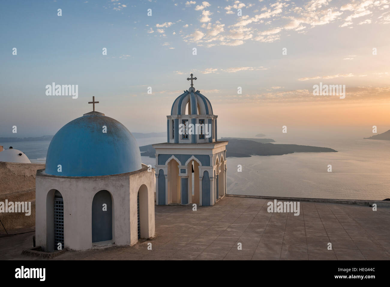 Blaue Kuppel und Glockenturm, Firostefani, Santorin, Kykladen, Griechenland Stockfoto