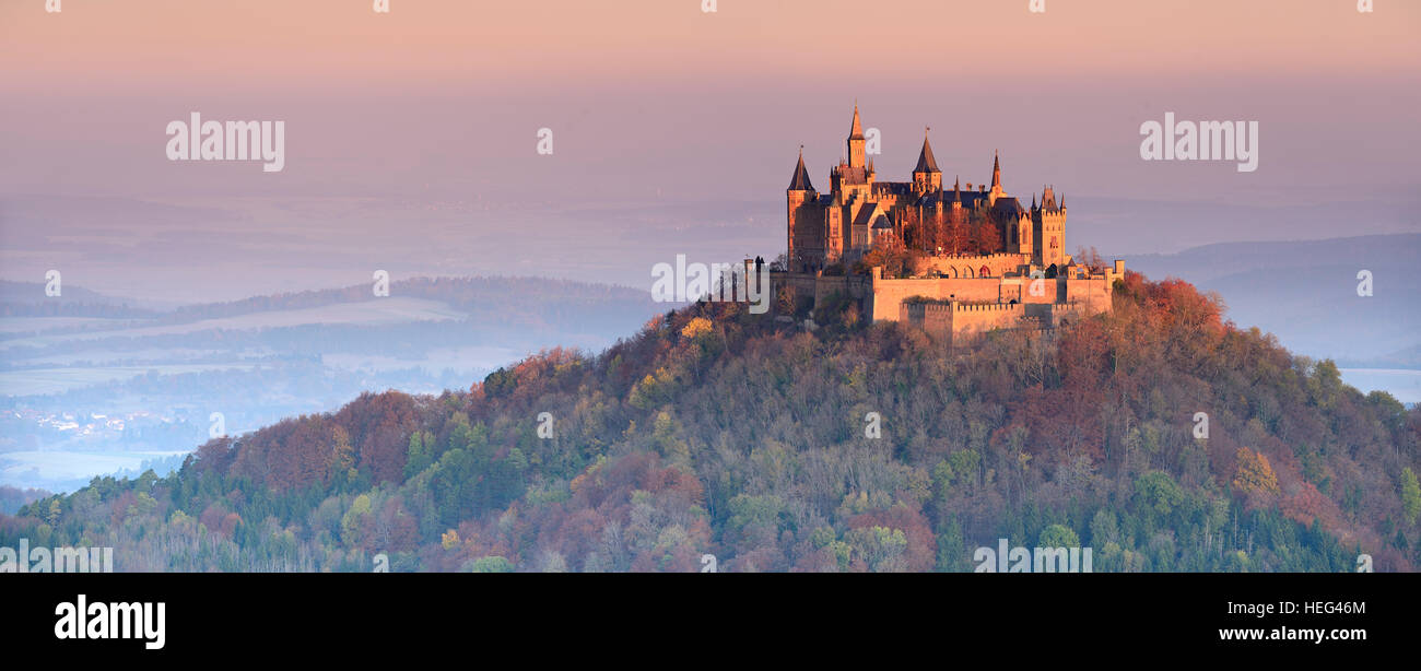 Burg Hohenzollern im frühen Morgenlicht, Herbst, schwäbischen Alb, Zollernalb, Hechingen, Baden-Württemberg, Deutschland Stockfoto