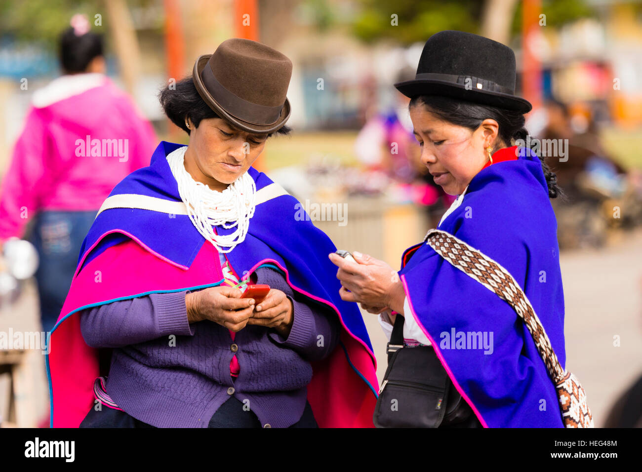 Indigene Menschen kleiden Guambiano Frauen tragen traditionelle Blick auf Handys, Guambiano Indiomarkt Stockfoto