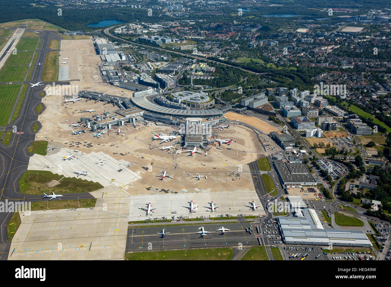 Luftbild, Terminal C und Bodenabfertigung, Flughafen Düsseldorf, Düsseldorf, Rheinland, North Rhine-Westphalia Flughafen Stockfoto