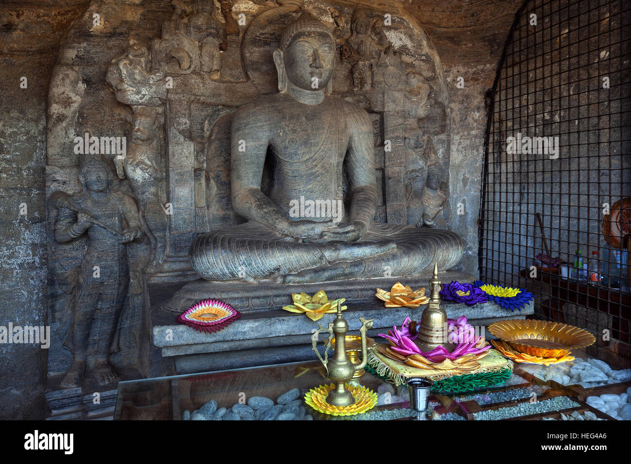 Buddha-Statue mit angeboten, Gal Vihara, heilige Stadt, Polonnaruwa, North Central Province, Sri Lanka Stockfoto