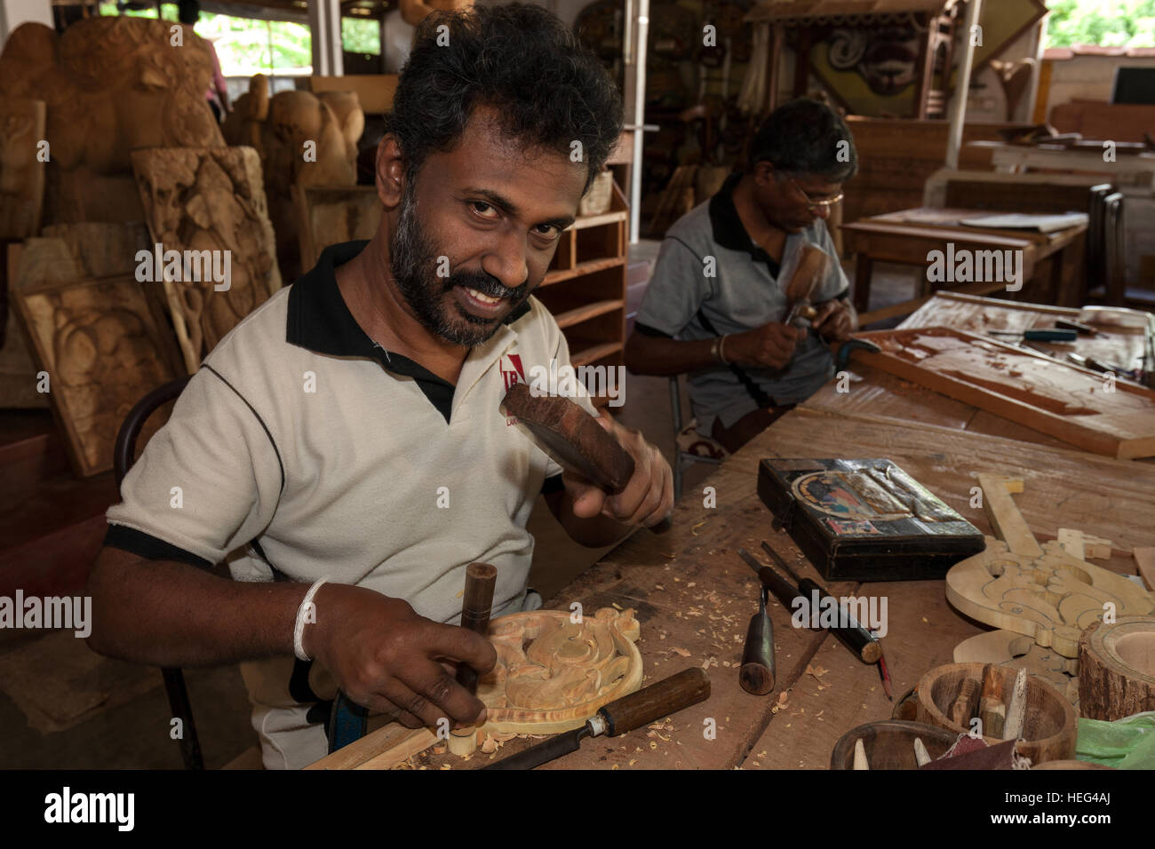 Native singhalesischen Männer traditionelle Objekte schnitzen Holz schnitzen, Dambulla, Central Province, Sri Lanka Stockfoto
