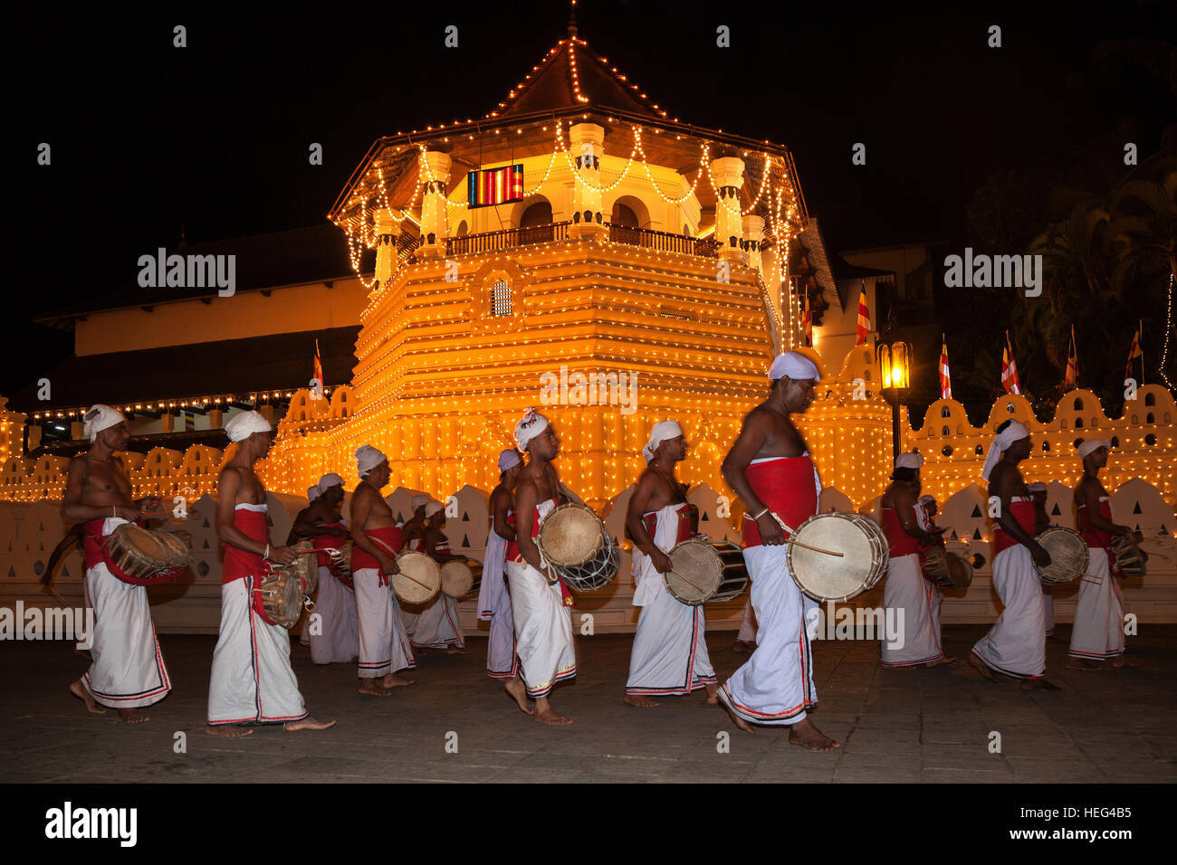 Trommler in traditionellen Kostümen Esala Perahera buddhistische Festival, Sri Dalada Maligawa oder Tempel der Zahntempel Stockfoto