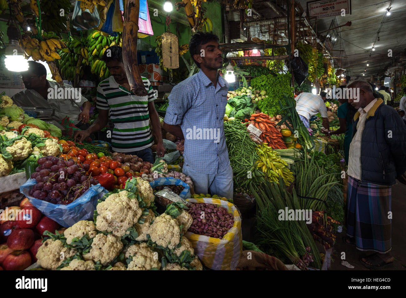 Obst- und Gemüsestände in Nuwara Eliya Markthalle, Central Province, Sri Lanka Stockfoto