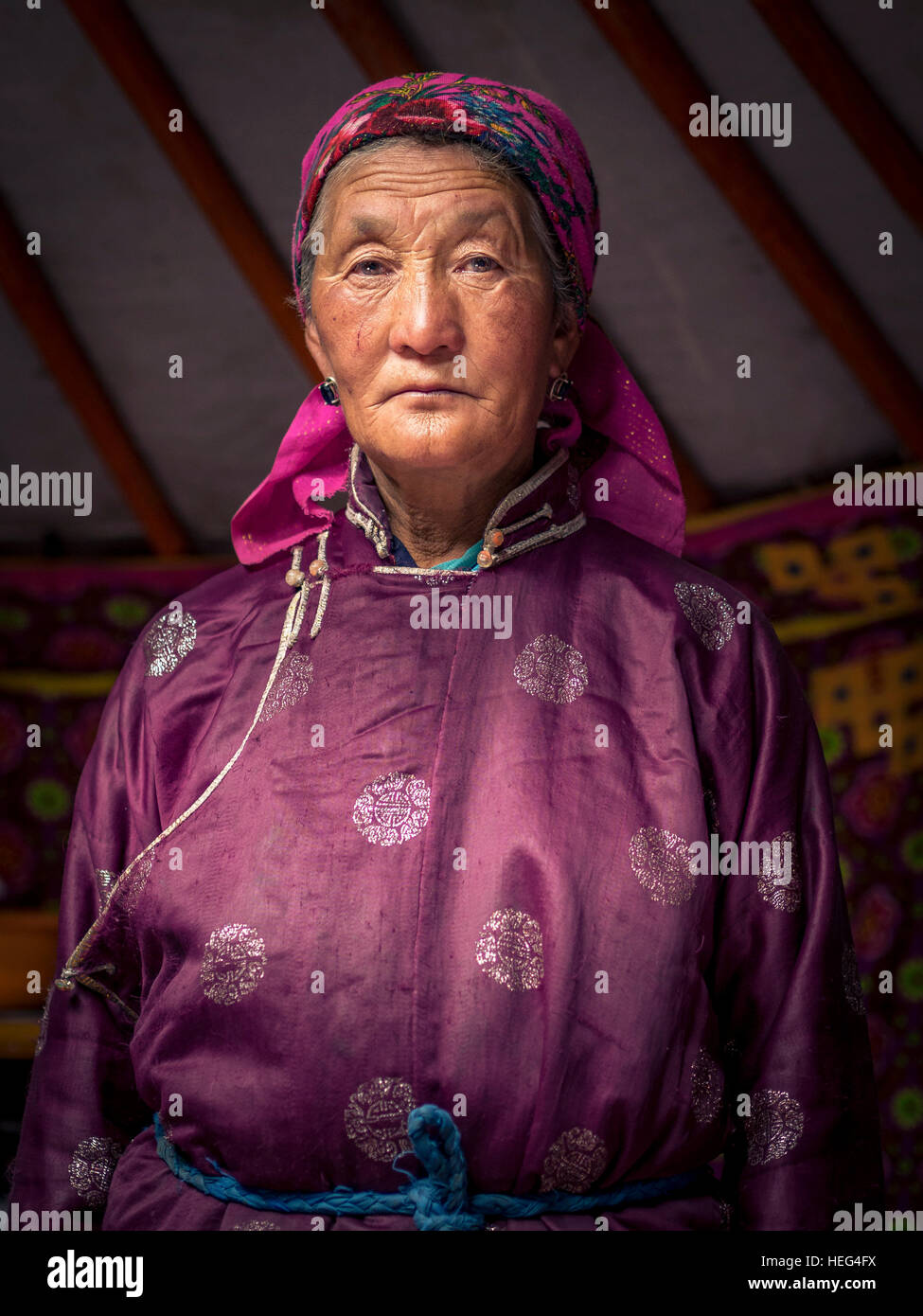 Ältere Frau in Nomad Jurte, Mongolei Stockfoto