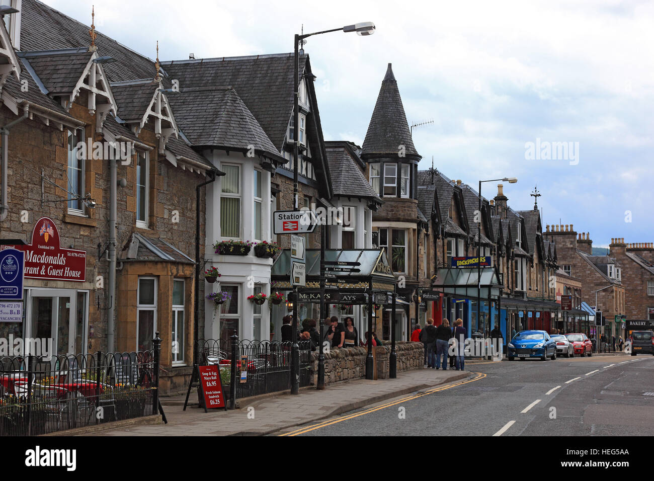 Schottland, Gebäude, Häuserzeile in der Ortschaft Pitlochry Stockfoto