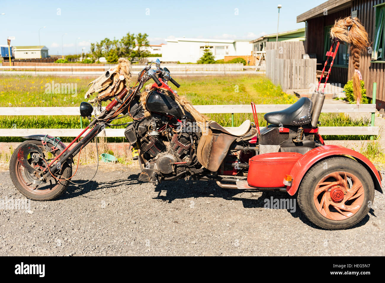 Eine maßgeschneiderte dreirädrigen Motorrad / Chopper geschmückt mit einem Pferd Totenkopf und Perücken. Stockfoto