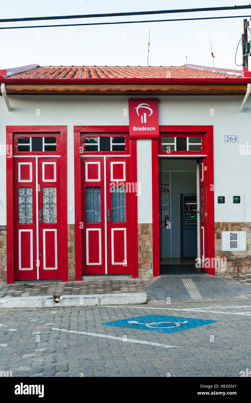 Front-Eingang eines der kleinsten Zweige der Bradesco, eines der größten Banken in Brasilien - Sao Luiz Do Paraitinga, SP. Stockfoto