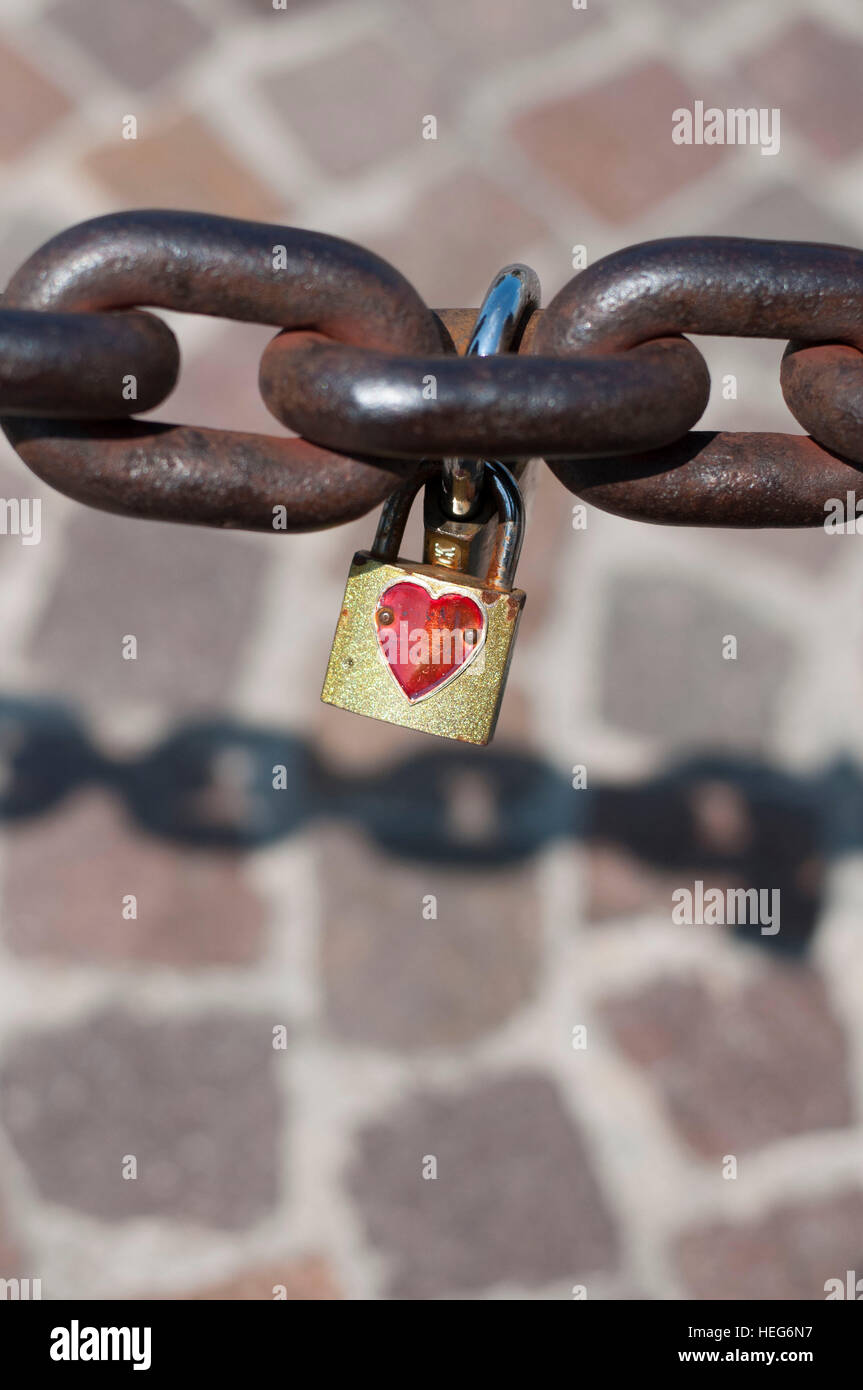 Eiserne Kette mit Liebe Burg am Gardasee, Italien Stockfoto