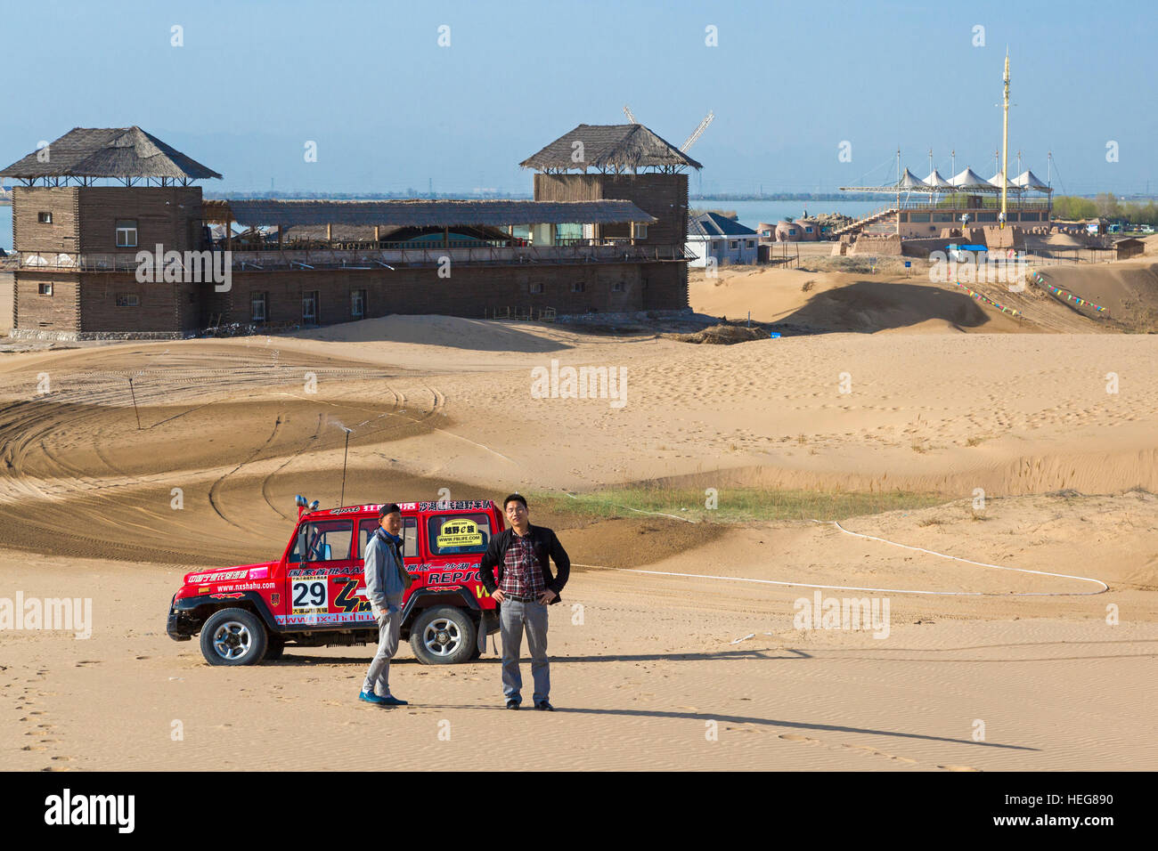 Touristen auf Jeep-Tour, Sand Lake, Shizuishan, Ningxia, China Stockfoto