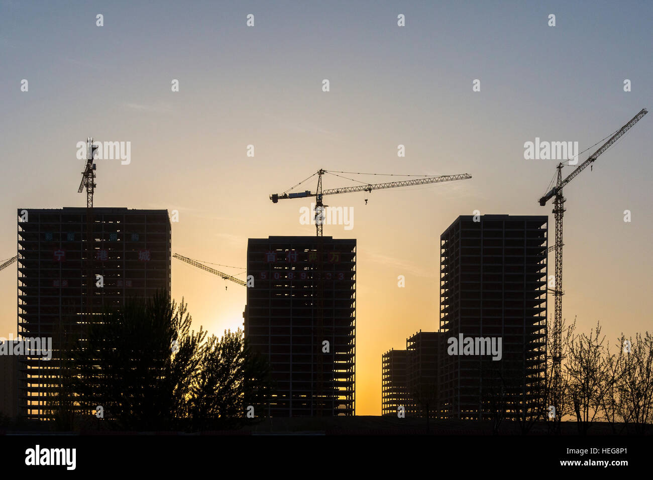 Silhouette der Gebäude im Bau in Yinchuan, Ningxia, China Stockfoto