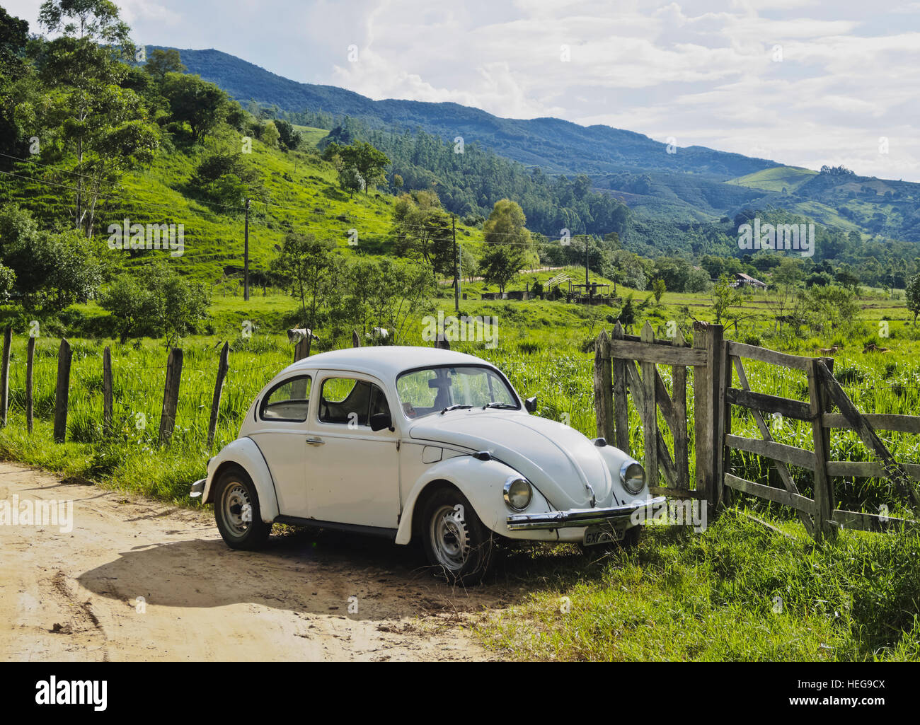Brasilien, Bundesstaat Minas Gerais, Heliodora, Vintage VW Käfer Landschaft unterwegs. Stockfoto