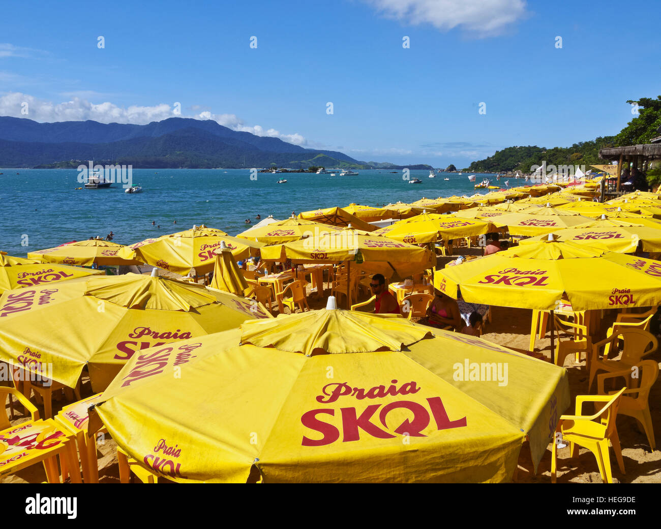 Brasilien, Bundesstaat Sao Paulo, Ilhabela Island, Praia Skol Sonnenschirme am Praia Grande. Stockfoto