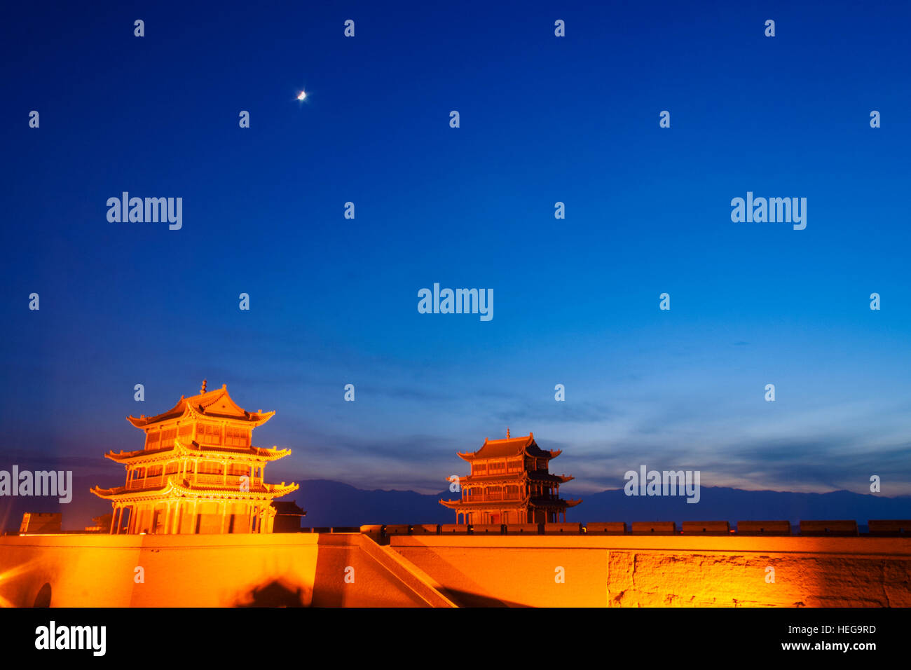 Jiayuguan Festung beleuchtet in der Dämmerung an der westlichen Grenze des Great Wall Of China. Der Pass war ein wichtiger Wegpunkt der antiken Seidenstraße. Gansu Stockfoto