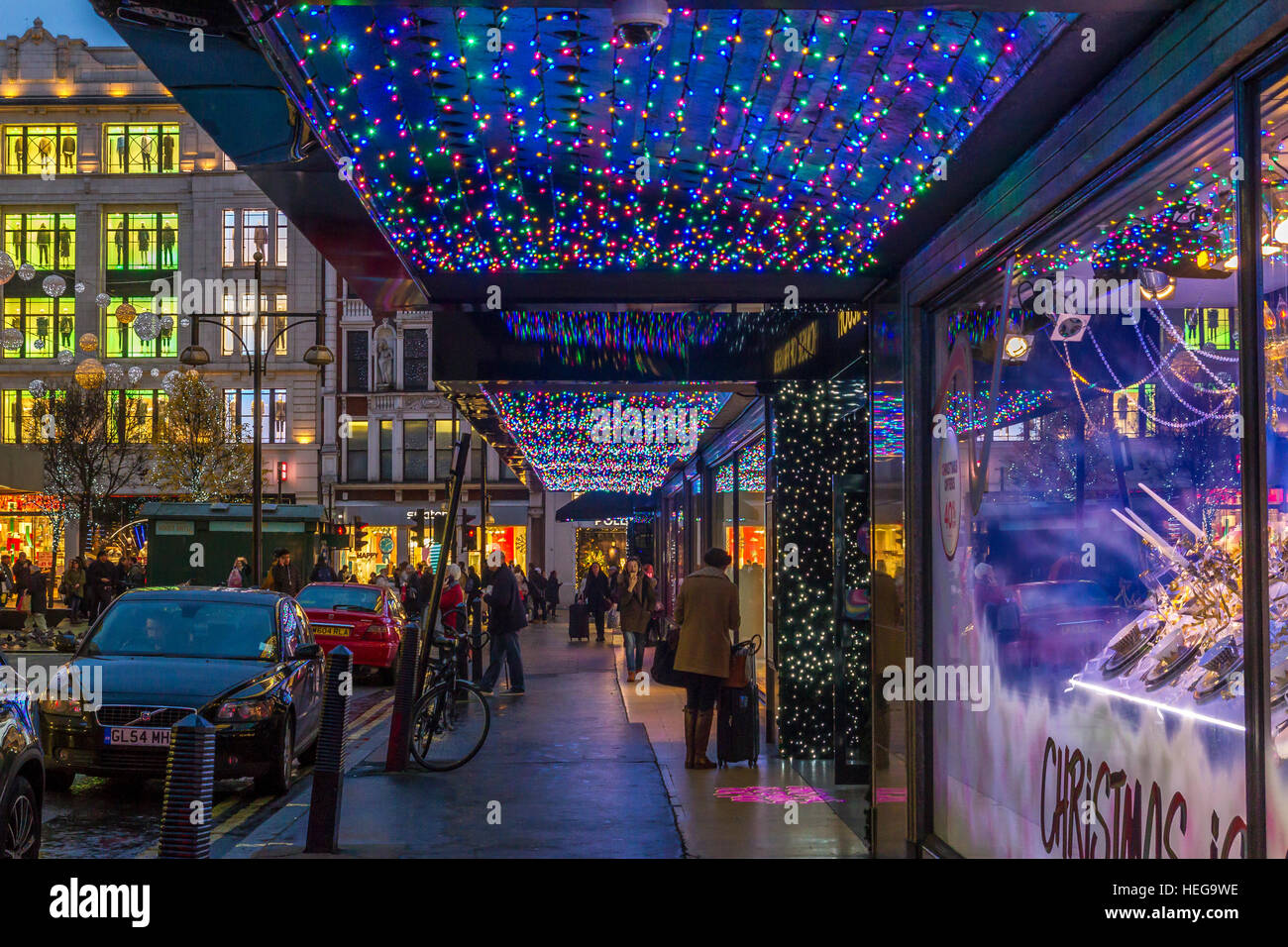 Weihnachtsbeleuchtung am Eingang des Kaufhauses House of Fraser in der Londoner Oxford Street zur Weihnachtszeit Oxford Street , London, Großbritannien Stockfoto