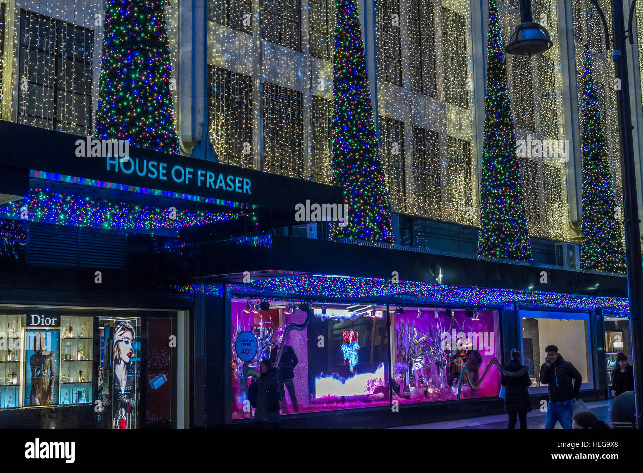 Weihnachtsbeleuchtung am Eingang des Kaufhauses House of Fraser in der Londoner Oxford Street zur Weihnachtszeit Oxford Street , London, Großbritannien Stockfoto