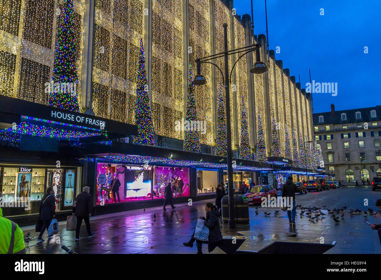 The House of Fraser an der Londoner Oxford Street zur Weihnachtszeit, dekoriert in Weihnachtslichtern, Oxford Street, London, Großbritannien Stockfoto